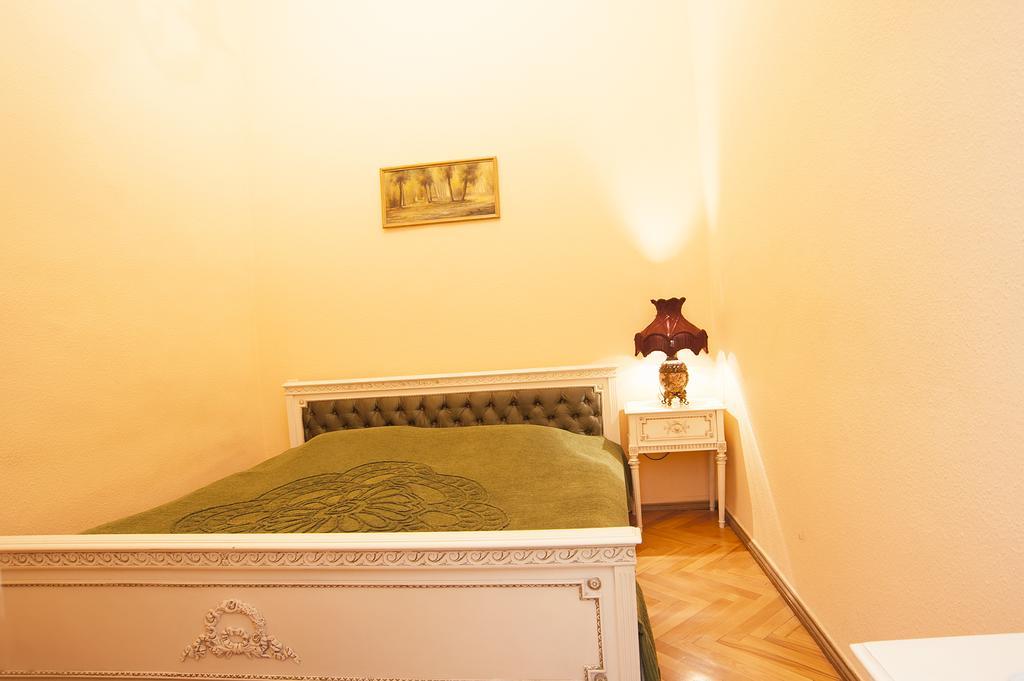 Apartment In Purtseladze Street 第比利斯 外观 照片